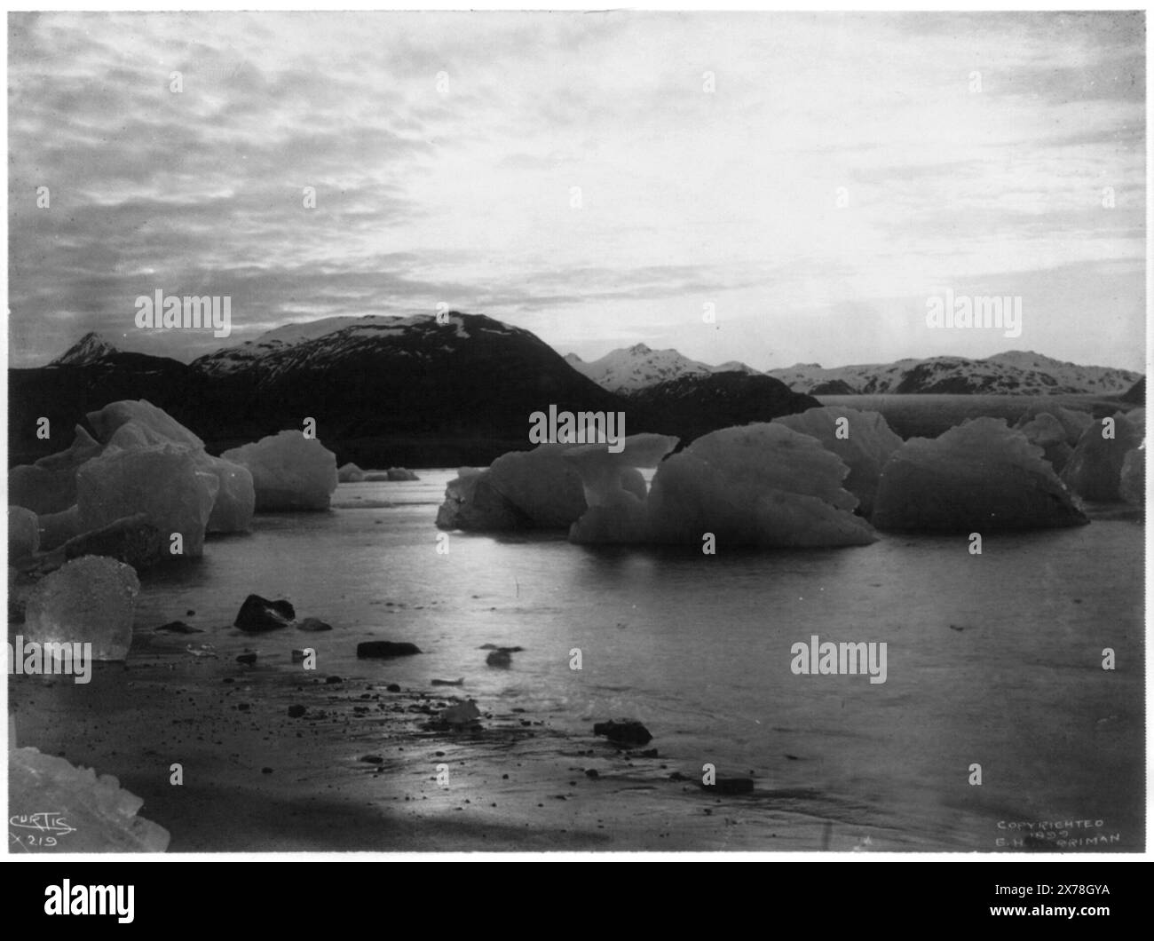 Sunset of Muir Inlet, Glacier Bay, Alaska, No. 219., protetto da copyright di Edward H. Harriman., questo record contiene vecchi dati non verificati dalla scheda didascalia., fa parte di: Edward S. Curtis Collection ., Caption card tracings: Glaciers; Ala. Glacier Bay; Geogr.; Shelf. Foto Stock