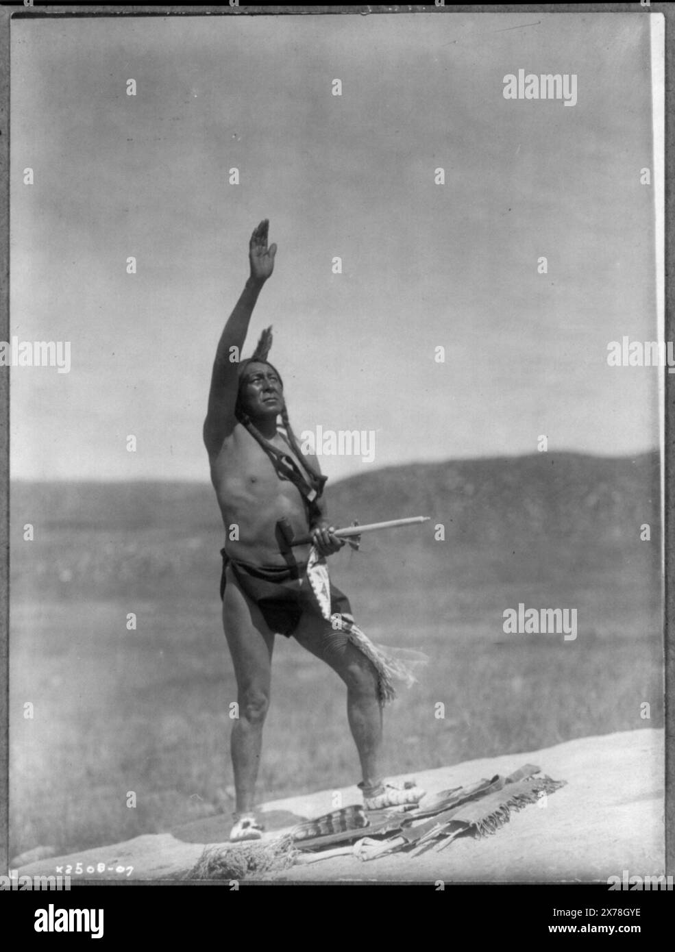 Invocazione Sioux, Curtis no 2508-07., Forms part of: Edward S. Curtis Collection ., pubblicato in: The North American Indian / Edward S. Curtis. [Seattle, Washington.] : Edward S. Curtis, 1907-30, Suppl., v. 3, PL. 109., esposto: "L'illusione della frontiera americana" al Museo Thyssen-Bornemisza, Madrid, Spagna, 2015 novembre-febbraio. 2016.. Indiani del Nord America, vita spirituale, 1900-1910. , Dakota Indians, Spiritual Life, 1900-1910. , Calumets, 1900-1910. Foto Stock