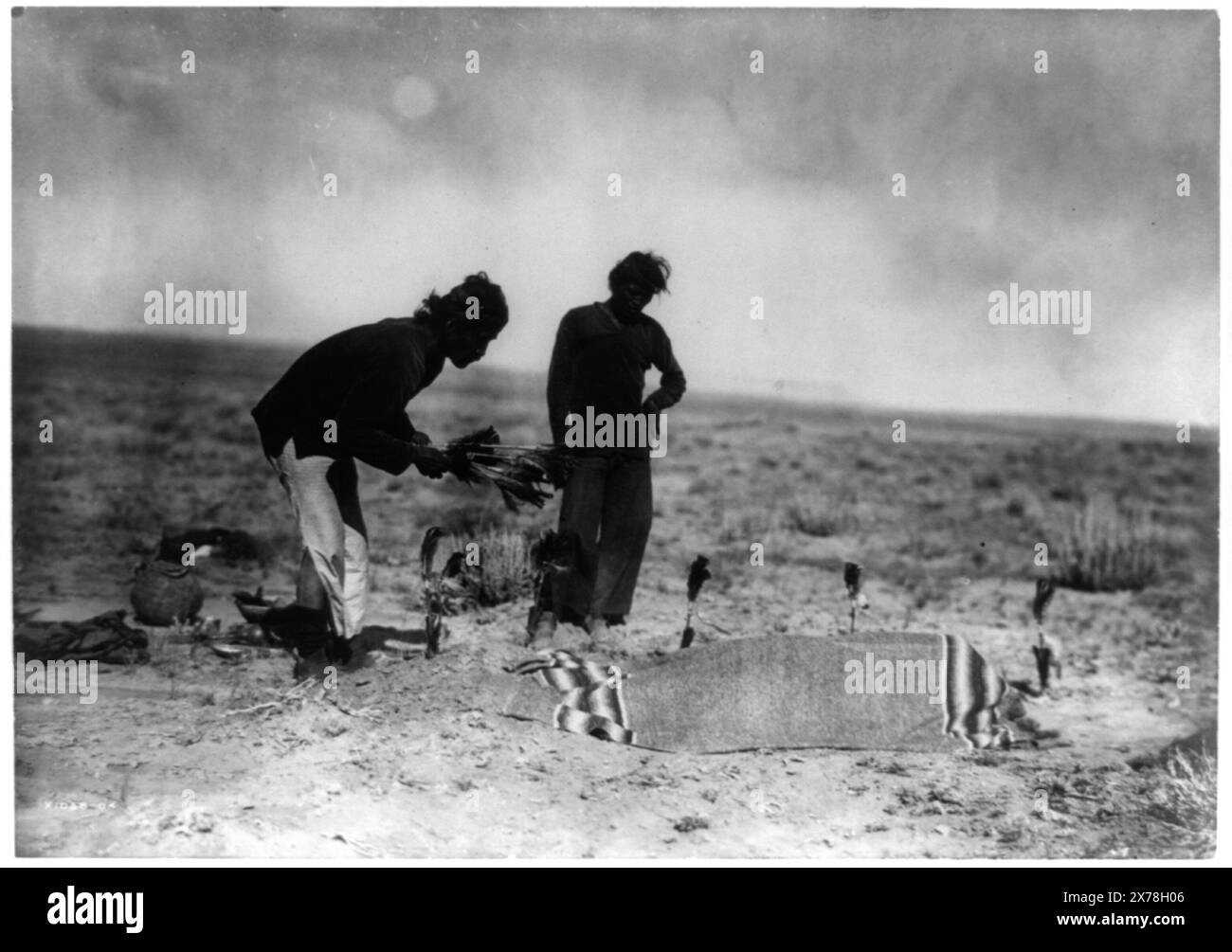 Yebichai, paziente in bagno di sudore, No. 1058-04.. Indiani del Nord America, vita spirituale, 1900-1910. , Sciamani, 1900-1910. , Sweatbaths, 1900-1910. Foto Stock