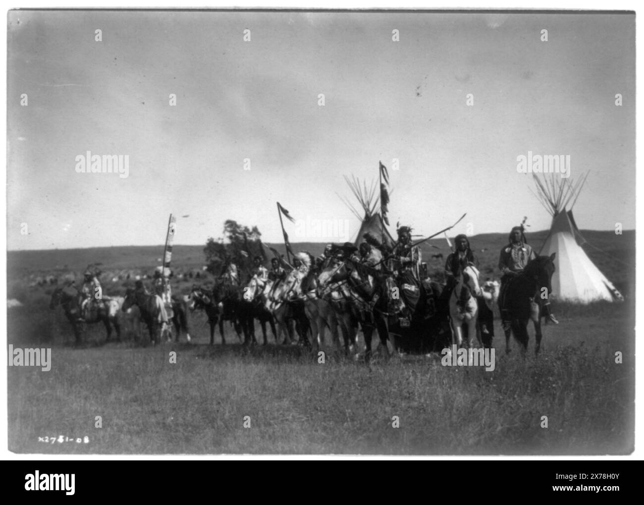 La parata, Edward S. Curtis Collection, Curtis no 2751-08., pubblicato in: The North American Indian / Edward S. Curtis. [Seattle, Washington.] : Edward S. Curtis, v. 4, p. 110.. Indians of North America, 1900-1910. , Crow Indians, 1900-1910. Foto Stock