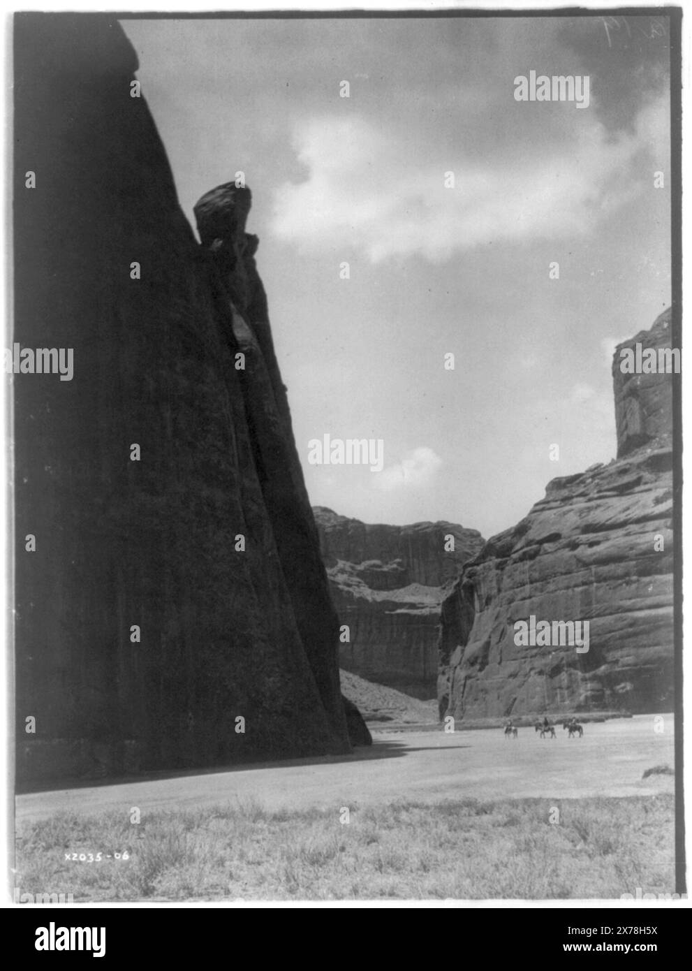 Cañón ombre Navaho, titolo dall'articolo, Curtis n. 2035-06., fa parte di: Edward S. Curtis Collection .. Indians of North America, 1900-1910. , Navajo Indians, 1900-1910. , Canyons, 1900-1910. , Shadows, 1900-1910. Foto Stock