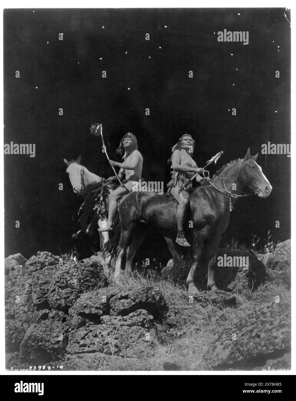 Sto cercando il segnale Nez Percé, Curtis no 2929-10., Daytime Photograph Maniplated by E.S. Curtis to Simulate night., Forms part of: Edward S. Curtis Collection ., pubblicato in: The North American Indian / Edward S. Curtis. [Seattle, Washington.] : Edward S. Curtis, 1907-30, Suppl. v. 8, pl. 261.. Indiani del Nord America, 1910. , Indiani Nez Percé, 1910. , Cavalli, 1910. , Notte, 1910. Foto Stock