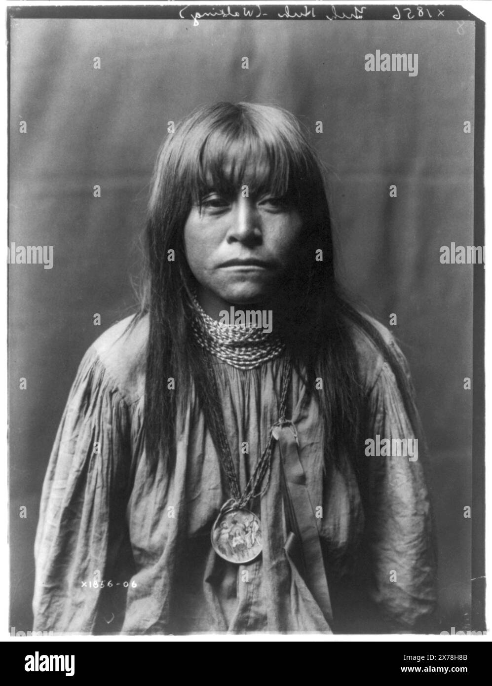 Yuls-Huls-Walking, titolo dall'articolo, Curtis no 1856-06., fa parte di: Edward S. Curtis Collection .. Yuls-Huls-Walking. , Indians of North America, Clothing & Dress, 1900-1910. , Apache Indians, Clothing & dress, 1900-1910. , Medaglie, 1900-1910. , Necklaces, 1900-1910. , Articoli religiosi, 1900-1910. Foto Stock