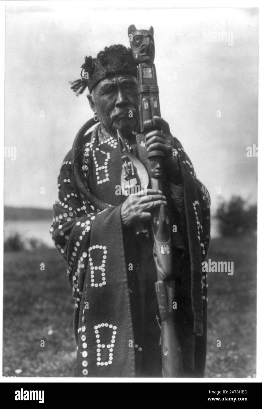 Hamasaka in costume di Tluwulahu con lo staff del relatore Qagyuhl capo principale, titolo dall'articolo., Curtis no 3577., Forms part of: Edward S. Curtis Collection ., pubblicato in: The North American Indian / Edward S. Curtis. [Seattle, Washington.] : Edward S. Curtis, 1907-30, Suppl. v. 10, pl. 333.. Hamasaka. , Indians of North America, Clothing & dress, British Columbia, 1910-1920. , Indiani Kwakiutl, abbigliamento e abbigliamento, 1910-1920. , Pulsanti (dispositivi di fissaggio), 1910-1920. , Ceremonial Maces, 1910-1920. , Rattles, 1910-1920. , Tribal Chief, British Columbia, 1910-1920. Foto Stock