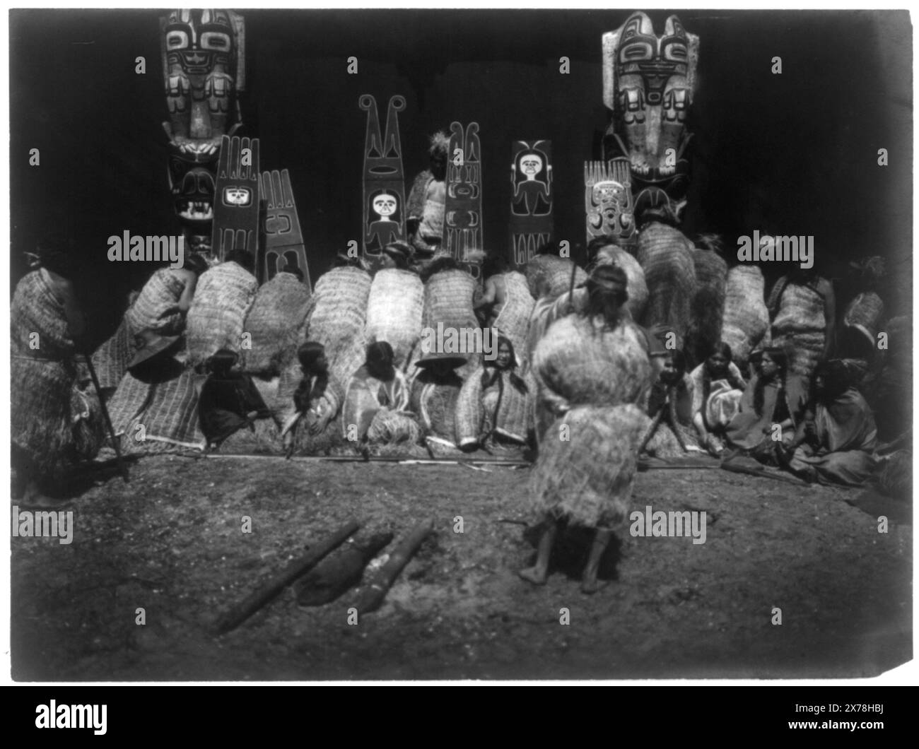 Un incidente del Winter Dance Nakoaktok, titolo dall'articolo, Curtis no 3607., Forms part of: Edward S. Curtis Collection ., pubblicato in: The North American Indian / Edward S. Curtis. [Seattle, Washington.] : Edward S. Curtis, 1907-30, v. 10, p. 210.. Indians of North America, Spiritual Life, British Columbia, 1910-1920. , Indiani Kwakiutl, vita spirituale, 1910-1920. , Dance, British Columbia, 1910-1920. , Rites & Ceremonies, British Columbia, 1910-1920. , Totem Pole, British Columbia, 1910-1920. Foto Stock