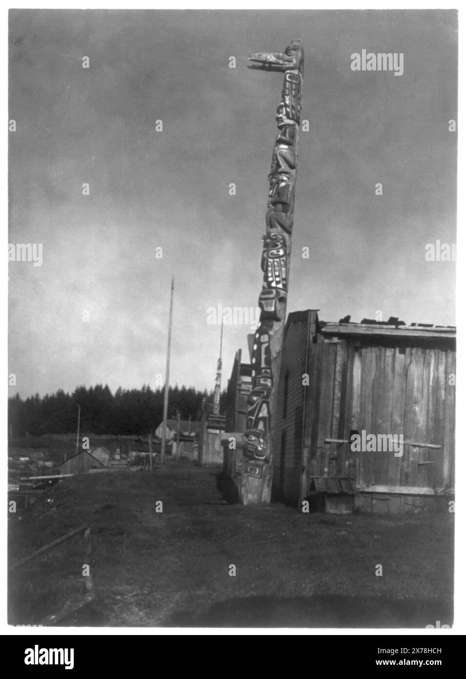 Villaggio Qagyuhl a Fort Rupert, titolo da: Indiano nordamericano, Curtis n. 3576., Forms part of: Edward S. Curtis Collection ., pubblicato in: The North American Indian / Edward S. Curtis. [Seattle, Washington.] : Edward S. Curtis, 1907-30, Suppl. v. 10, pl. 353.. Indians of North America, Columbia Britannica, Isola di Vancouver, 1910-1920. , Indiani Kwakiutl, 1910-1920. , Masks, British Columbia, Isola di Vancouver, 1910-1920. , Miti, 1910-1920. , Totem Pole, Columbia Britannica, Isola di Vancouver, 1910-1920. Foto Stock