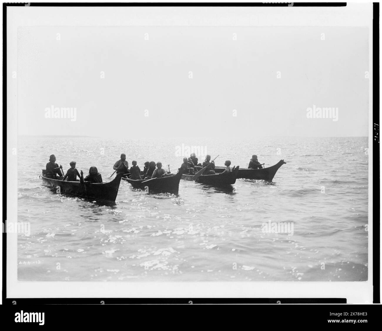 A Shoalwater Bay, Edward S. Curtis Collection., Curtis no 3444-12., pubblicato in: The North American Indian / Edward S. Curtis. [Seattle, Washington.] : Edward S. Curtis, 1907-30, v. 9, p. 8.. Indians of North America, Transportation, Northwest, Pacific, 1910-1920. , Salishan Indians, Transportation, 1910-1920. , Canoes, Northwest, Pacific, 1910-1920. Foto Stock