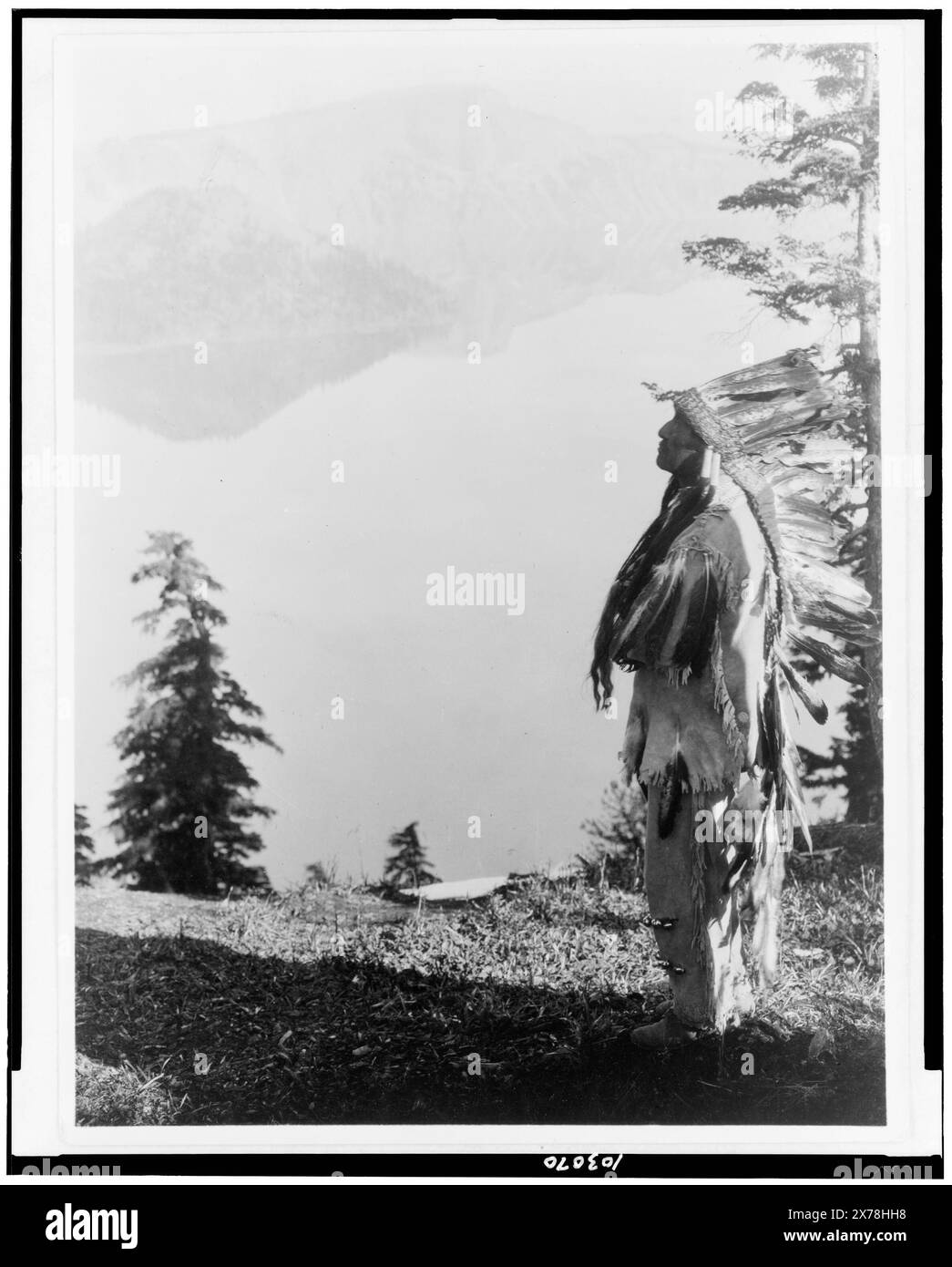 Pregare agli spiriti al Crater Lake Klamath, Curtis no 3925., Forms part of: Edward S. Curtis Collection ., pubblicato in: The North American Indian / Edward S. Curtis. [Seattle, Washington.] : Edward S. Curtis, 1907-30, v. 13, p. 158.. Indians of North America, Oregon, Crater Lake, Spiritual Life, 1920-1930. , Klamath Indians, Spiritual Life, 1920-1930. , Capi tribù, Stati Uniti, 1920-1930. Foto Stock