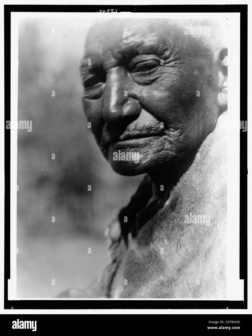 Un vecchio Paviotso di Pyramid Lake, titolo dall'articolo, Curtis no 4134., Forms part of: Edward S. Curtis Collection ., pubblicato in: The North American Indian / Edward S. Curtis. [Seattle, Washington.] : Edward S. Curtis, 1907-30, Suppl. v. 15, pl. 537.. Indians of North America, 1920-1930. , Indiani Paiute del Nord, 1920-1930. , Persone di età, 1920-1930. Foto Stock