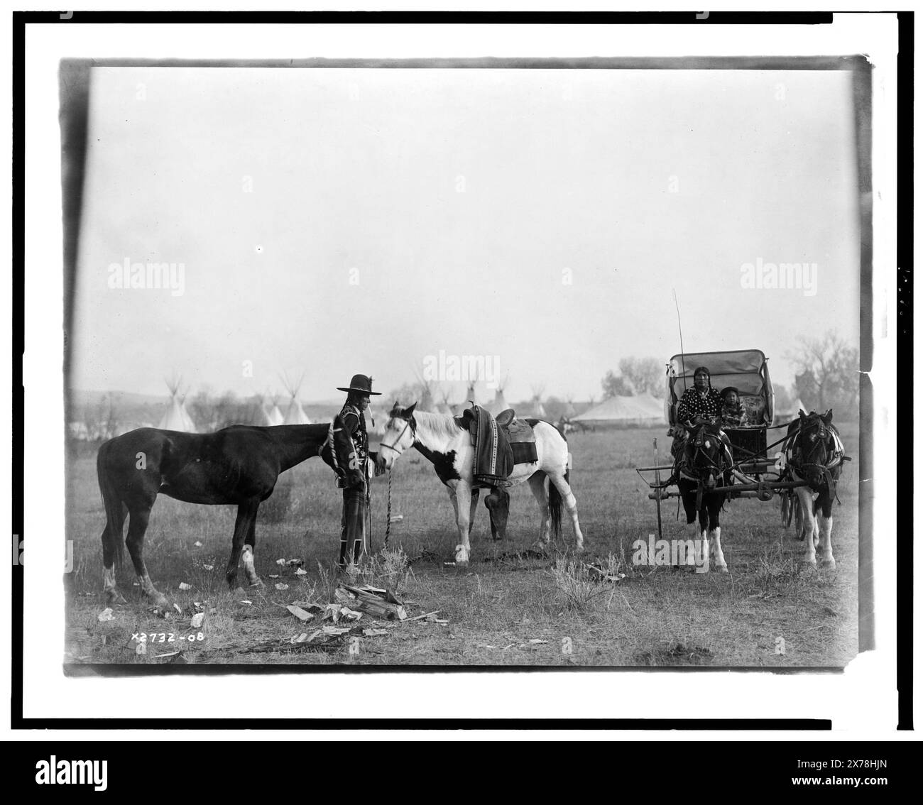 High Medicine Rock, Crow Indian con due cavalli a sinistra, Her Horse uccide con bambino in buggy a destra, tepee e tenda da da circo in background, Montana, Edward S. Curtis Collection., Curtis no 2732-08.. Il suo cavallo uccide. , High Medicine Rock. , Indians of North America, Montana, Transportation, 1900-1910. , Crow Indians, Transportation, 1900-1910. , Cavalli, 1900-1910. Foto Stock