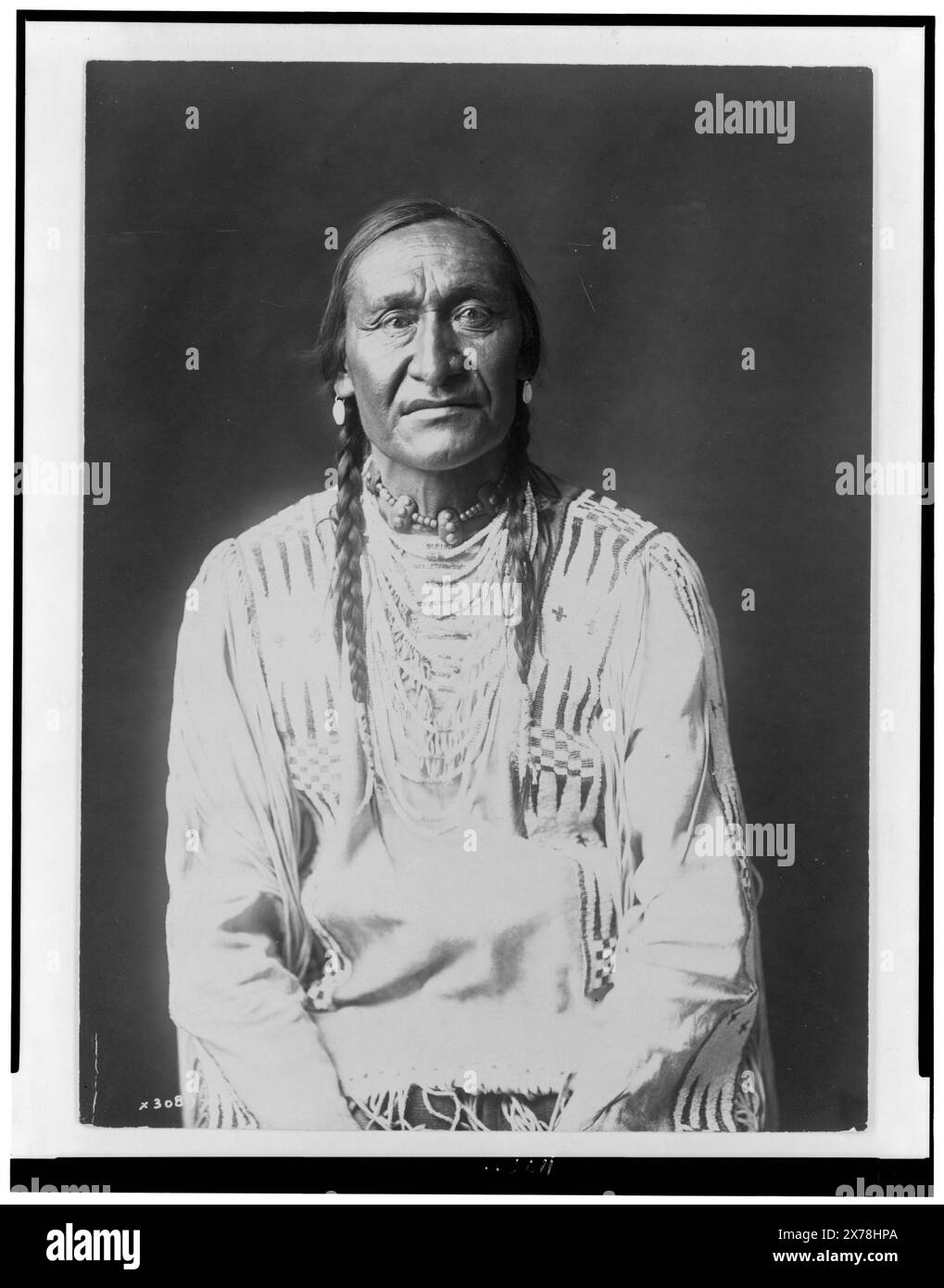 Owl in esecuzione, Edward S. Curtis Collection ., Curtis no 3089-09.. Owl in esecuzione. , Indians of North America, Clothing & Dress, 1910. , Indiani del Piegan, abbigliamento e abbigliamento, 1910. Foto Stock