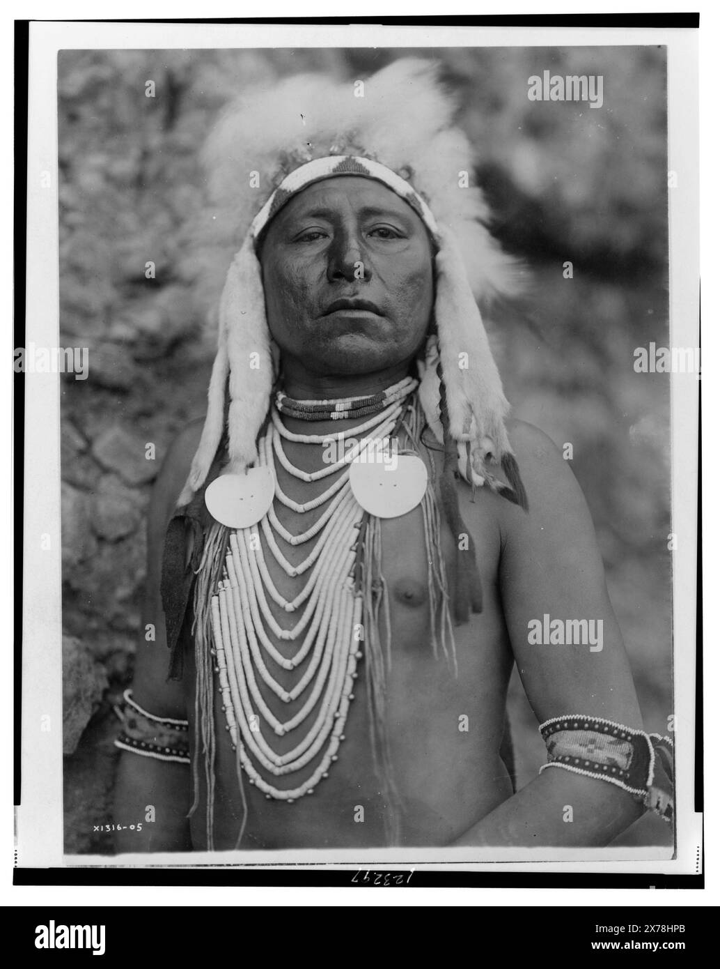 Da che parte, Curtis no 1316-05., fa parte di: Edward S. Curtis Collection .. Indians of North America, Montana, 1900-1910. , Crow Indians, 1900-1910. Foto Stock