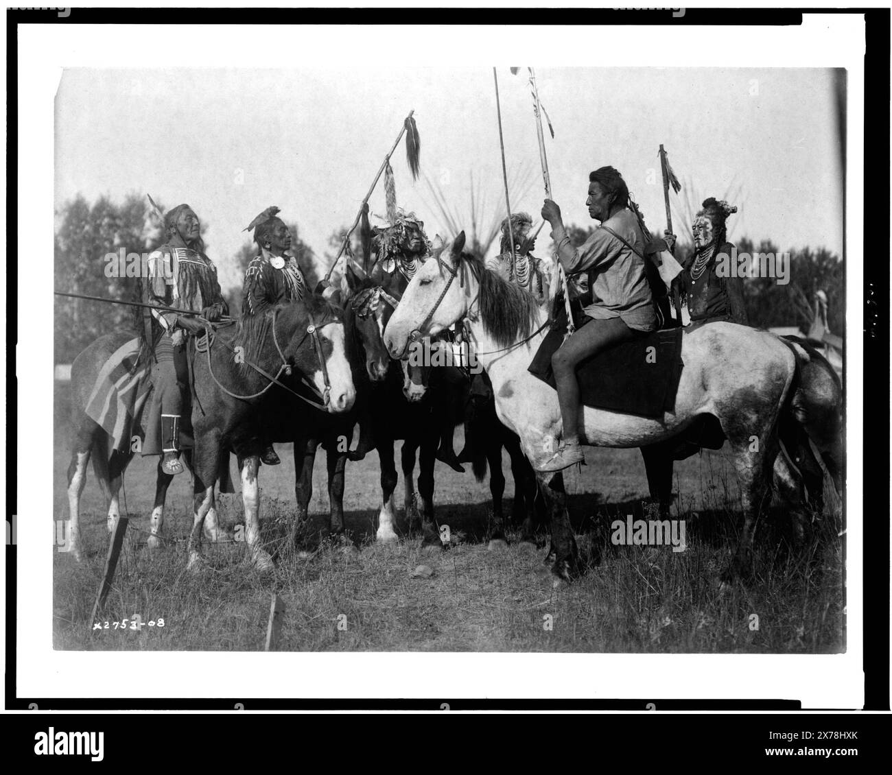 Council of War, Edward S. Curtis Collection, Curtis no 2753-08.. Alce seduto. , Medicine Crow. , Spettacoli di pesce. , Lupo. , Due fischietti. , Equitazione, Montana, 1900-1910. , Indians of North America, Montana, 1900-1910. , Crow Indians, 1900-1910. Foto Stock