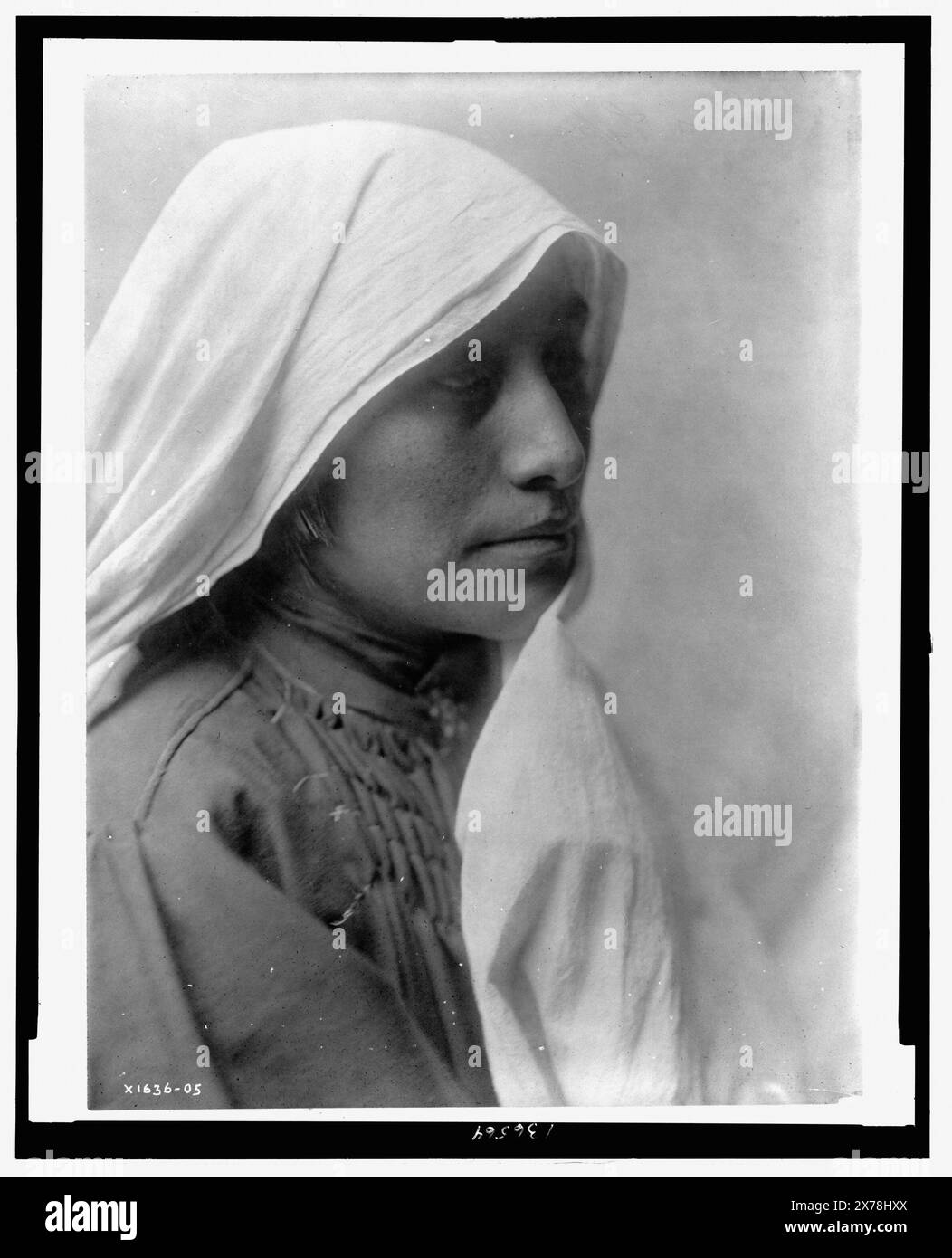 Una donna Taos, titolo dell'articolo, Curtis no 1636-05., inciso in verso: Parbea., fa parte di: Edward S. Curtis Collection ., pubblicato in: The North American Indian / Edward S. Curtis. [Seattle, Washington.] : Edward S. Curtis, 1907-30, Suppl., v. 16, p. 548.. Indians of North America, Women, New Mexico, 1900-1910. , Indians of North America, Clothing & Dress, New Mexico, 1900-1910. , Taos Indians, Women, New Mexico, 1900-1910. Foto Stock