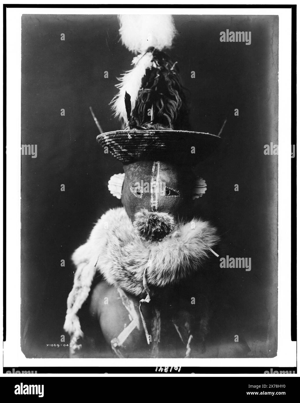 Zahadolzha Navaho, Edward S. Curtis Collection., Curtis no X1069-04., pubblicato in: The North American Indian / Edward S. Curtis. [Seattle, Washington.] : Edward S. Curtis, 1907-30, v. 1, p. 140.. Indians of North America, abbigliamento e abbigliamento, 1900-1910. , Indiani Navajo, abbigliamento e abbigliamento, 1900-1910. , Masks, 1900-1910. Foto Stock