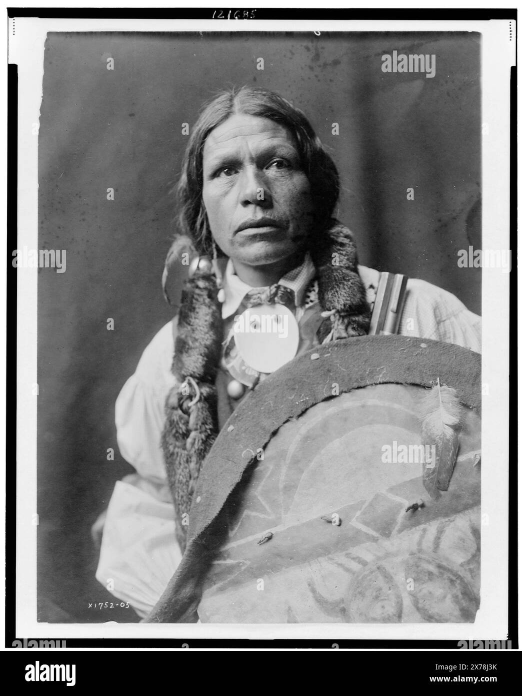 Kó-pi ('Buffalo Mountain') San Juan, Edward S. Curtis Collection ., in verso: Co-ping., Curtis n. 1752-05., pubblicato in: The North American Indian / Edward S. Curtis. [Seattle, Washington.] : Edward S. Curtis, 1907-30, v. 17, p. 50.. Kó-pi. , Indians of North America, Clothing & Dress, 1900-1910. , Tewa Indians, Clothing & dress, 1900-1910. Foto Stock