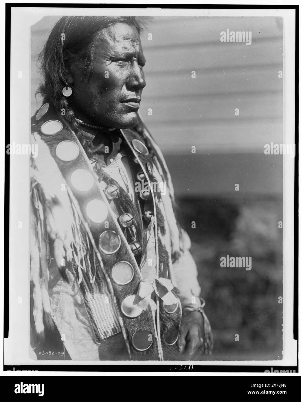 Mike Shortman, Edward S. Curtis Collection ., Curtis no 3082-09.. Shortman, Mike. , Indians of North America, Clothing & Dress, 1910. , Indiani del Piegan, abbigliamento e abbigliamento, 1910. Foto Stock
