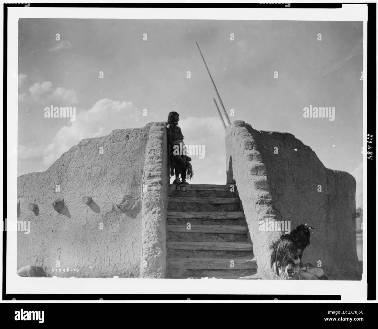 Guardia indiana Tewa in cima alle scale kiva, San Ildefonso, New Mexico, Edward S. Curtis Collection., Curtis n. 1736-05., pubblicato in: The North American Indian / Edward S. Curtis. [Seattle, Washington.] : Edward S. Curtis, 1907-30, supplente, v. 17, PL. 584.. Indians of North America, New Mexico, San Ildefonso Pueblo, Spiritual Life, 1900-1910. , Indians of North America, New Mexico, San Ildefonso Pueblo, Structures, 1900-1910. , Tewa Indians, Spiritual Life, 1900-1910. , Tewa Indians, Structures, 1900-1910. , Scalinate, nuovo Messico, San Ildefonso Pueblo, 1900-1910. Foto Stock