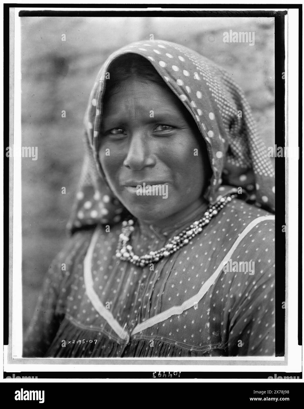 Yaqui matron, ritratto testa e spalle, leggermente a sinistra, con foulard in cotone stampato, abito svizzero punteggiato, fotografato in Arizona., Edward S. Curtis Collection., Curtis n. 2175-07.. Indians of North America, Arizona, Women, 1900-1910. Foto Stock