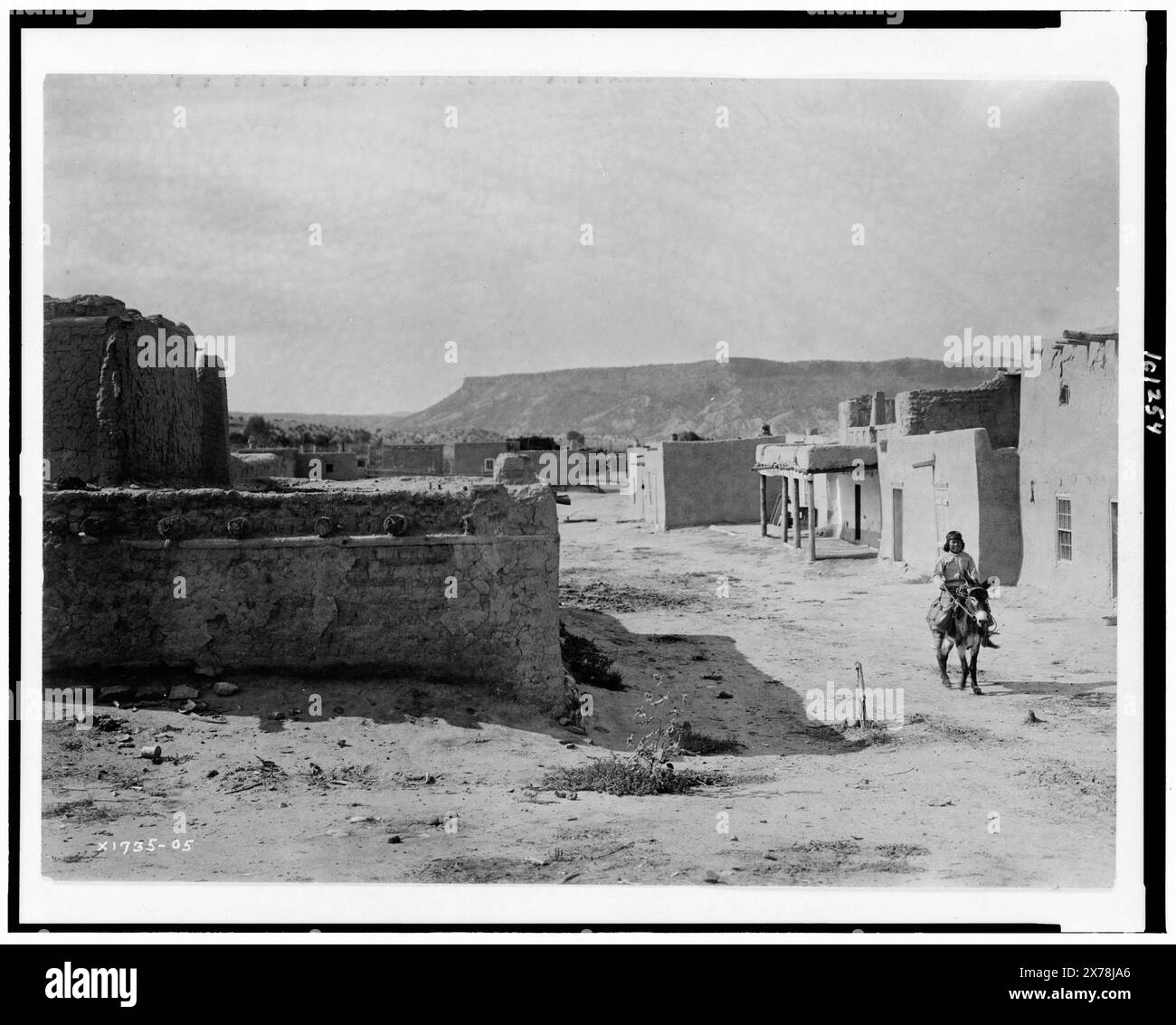 Una scena di strada a San Ildefonso Pueblo, Edward S. Curtis Collection., Curtis no 1735-05.. Streets, New Mexico, San Ildefonso Pueblo, 1900-1910. , Pueblos, New Mexico, San Ildefonso Pueblo, 1900-1910. Foto Stock