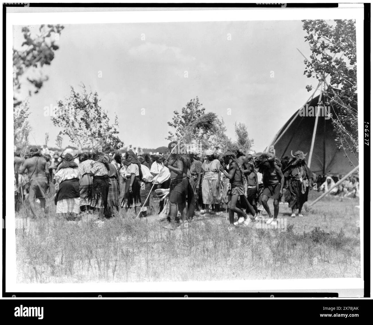 Buffalo Society, Animal dance Cheyenne, Edward S. Curtis Collection ., pubblicato in: The North American Indian / Edward S. Curtis. [Seattle, Washington.] : Edward S. Curtis, 1907-30, v. 19, p. 124.. Indians of North America, abbigliamento e abbigliamento, 1920-1930. , Indians of North America, Spiritual Life, 1920-1930. , Cheyenne Indians, Clothing & dress, 1920-1930. , Cheyenne Indians, Spiritual Life, 1920-1930. Foto Stock