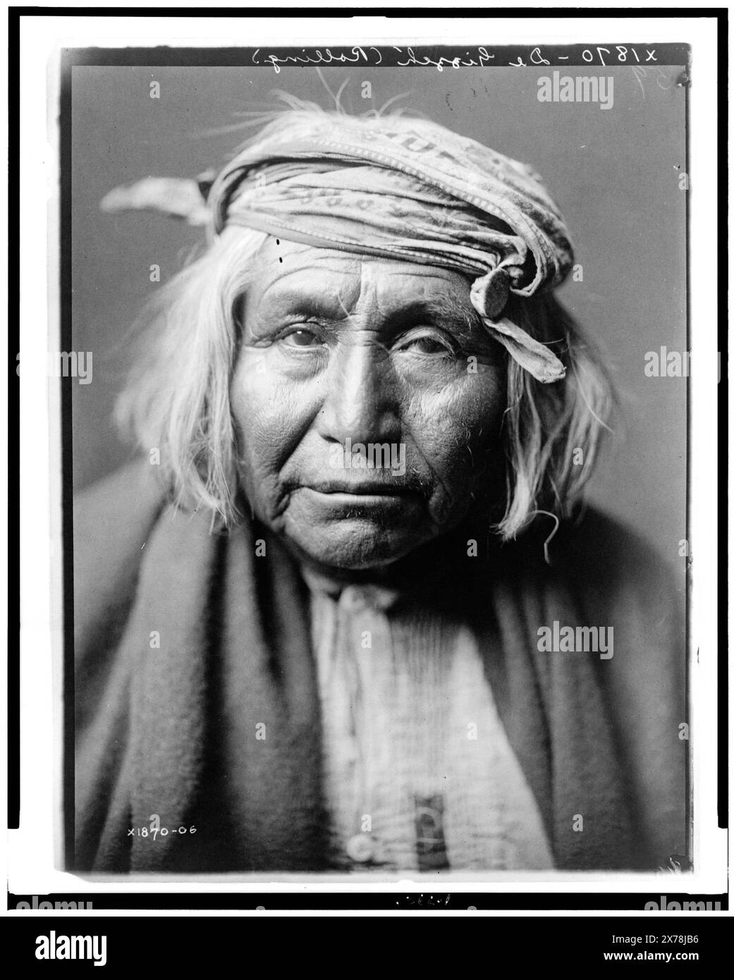 De Gizzeh-Rolling, Edward S. Curtis Collection., Curtis no 1870-06.. De Gizzeh. , Indiani del Nord America, caratteristiche fisiche, 1900-1910. , Apache Indians, Physical Characteristics, 1900-1910. Foto Stock