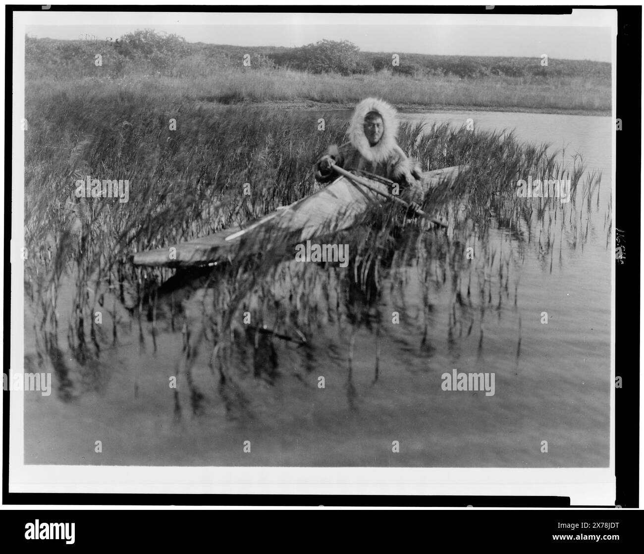 The Muskrat-Hunter Kotzebue, Edward S. Curtis Collection ., pubblicato in: The North American Indian / Edward S. Curtis. [Seattle, Washington.] : Edward S. Curtis, 1907-30, Suppl. v. 20, pl. 714.. Eskimos, Transportation, Alaska, 1920-1930. , Kayak, Alaska, 1920-1930. Foto Stock