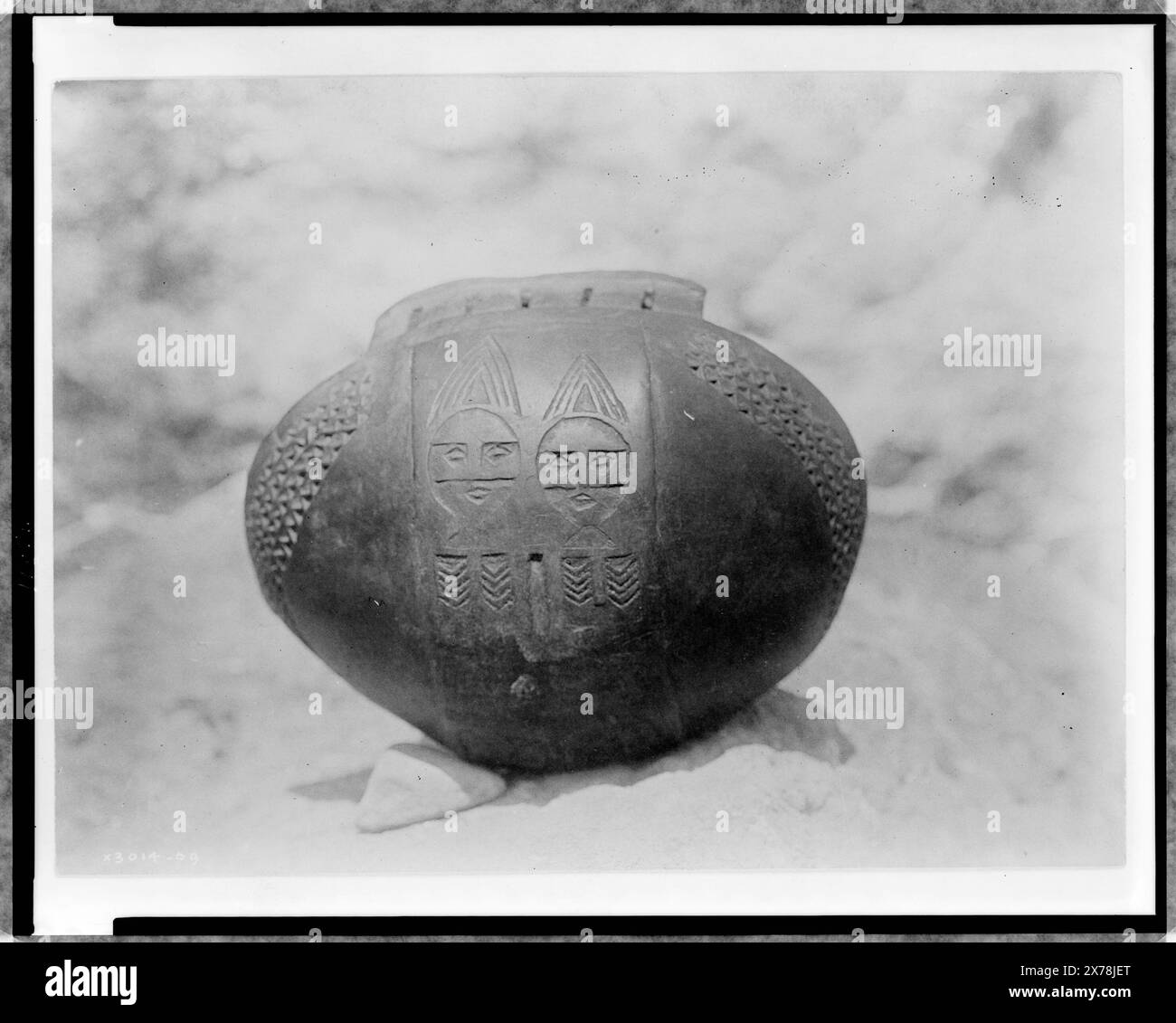 Wishham Bowl, Edward S. Curtis Collection ., Curtis no 3014-09., pubblicato in: The North American Indian / Edward S. Curtis. [Seattle, Washington.] : Edward S. Curtis, 1907-30, v. 8, p. 140.. Indians of North America, Arts & Crafts, 1910. , Tlakluit Indians, Arts & Crafts, 1910. , Ciotole (stoviglie), 1910. Foto Stock