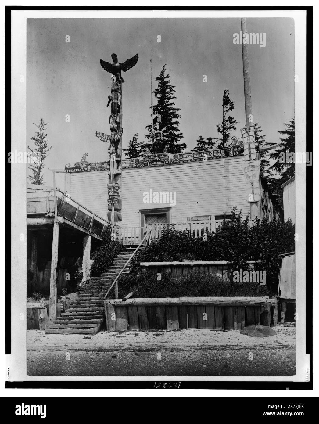 Tanaktak House, Harbeldown Island, Curtis no 3550., Forms part of: Edward S. Curtis Collection ., pubblicato in: The North American Indian / Edward S. Curtis. [Seattle, Washington.] : Edward S. Curtis, 1907-30, v. 10, p. 34.. Indians of North America, Structures, 1910-1920. , Indiani Kwakiutl, edifici, 1910-1920. , Kwakiutl Indians, Arts & Crafts, 1910-1920. , Pali totem, 1910-1920. Foto Stock