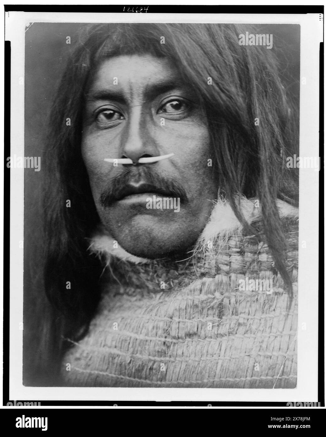 QA hila Koprino, gli indiani Koprino fanno parte del gruppo Kwakiutl., Edward S. Curtis Collection ., Curtis no 3579., pubblicato in: The North American Indian / Edward S. Curtis. [Seattle, Washington.] : Edward S. Curtis, 1907-30, Suppl. v. 10, pl. 331.. QA hila. , Indians of North America, Clothing & Dress, 1910-1920. , Indiani Kwakiutl, abbigliamento e abbigliamento, 1910-1920. Foto Stock