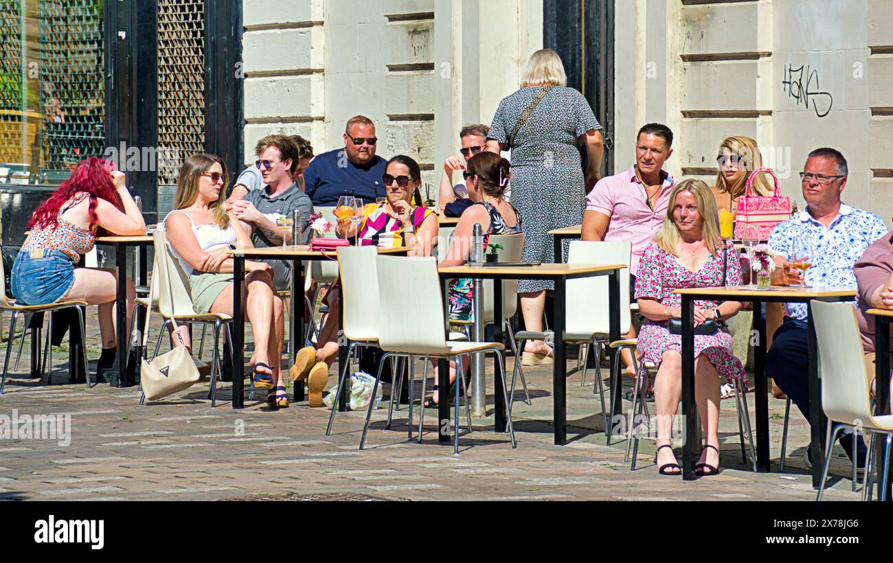 Glasgow, Scozia, Regno Unito. 18 maggio 2024: Regno Unito Meteo: Il caldo ha visto l'arrivo dell'estate, mentre la gente del posto e i turisti in città hanno raggiunto il centro di thecity. Credit Gerard Ferry/Alamy Live News Foto Stock