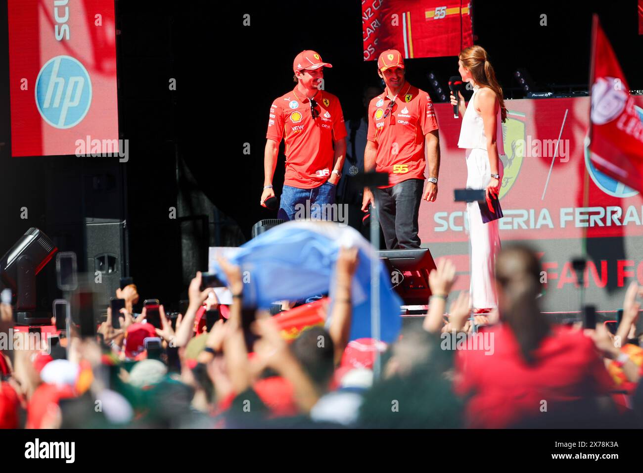 Imola, Italia. 18 maggio 2024. Charles Leclerc (MON) - Scuderia Ferrari - Ferrari SF-24 - Ferrar Carlos Sainz Jr. (ESP) - Scuderia Ferrari - Ferrari SF-24 - Ferrarion tappa a Fanzone durante le CROCIERE MSC di FORMULA 1 GRAN PREMIO DEL MADE IN ITALY e DELl'EMILIA-ROMAGNA 2 autodromo Enzo e Dino Ferrari, Imola (BO) Italia crediti: Agenzia fotografica indipendente/Alamy Live News Foto Stock