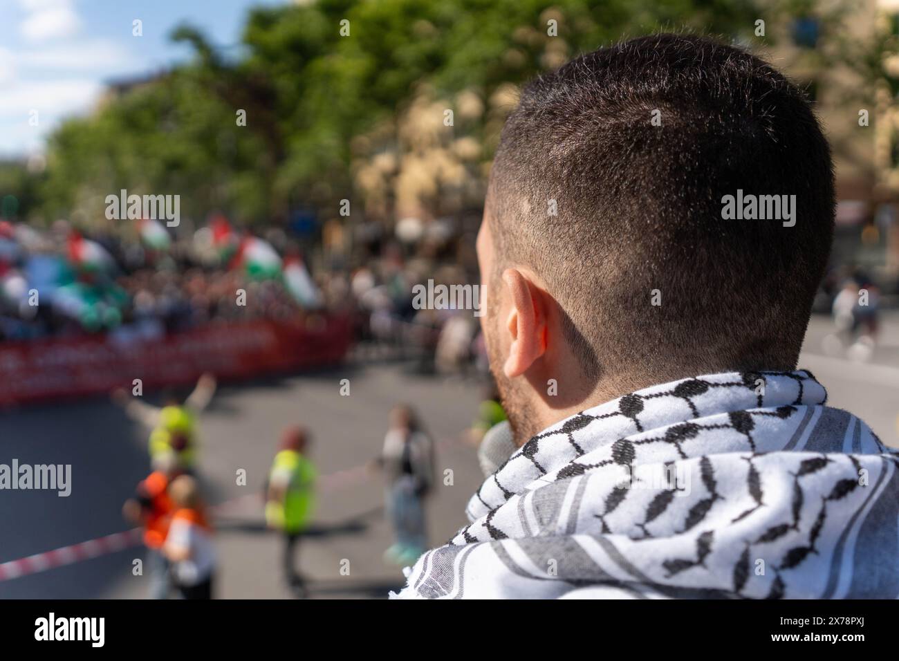 Manifestazione pro-palestinese per commemorare ciò che i palestinesi chiamano la "nakba” per le strade di Barcellona, come parte di manifestazioni unificate tenute in tutta Europa, hanno condotto un'azione giacente sul terreno come se fosse morta lungo il Passeig de Gràcia centrale. Manifestación pro-palestina para conmemorar lo que los PDMinos llaman la 'nakbaa' por las calles de Barcelona, como parte de manifestaciones unificadas celebradas en toda Europa, realizaron una Acción tendiéndose en el suelo como si estuvieran muertos a lo largo del céntrico Passeig de Gràcia. News Politics - Barcellona, Spagna satur Foto Stock