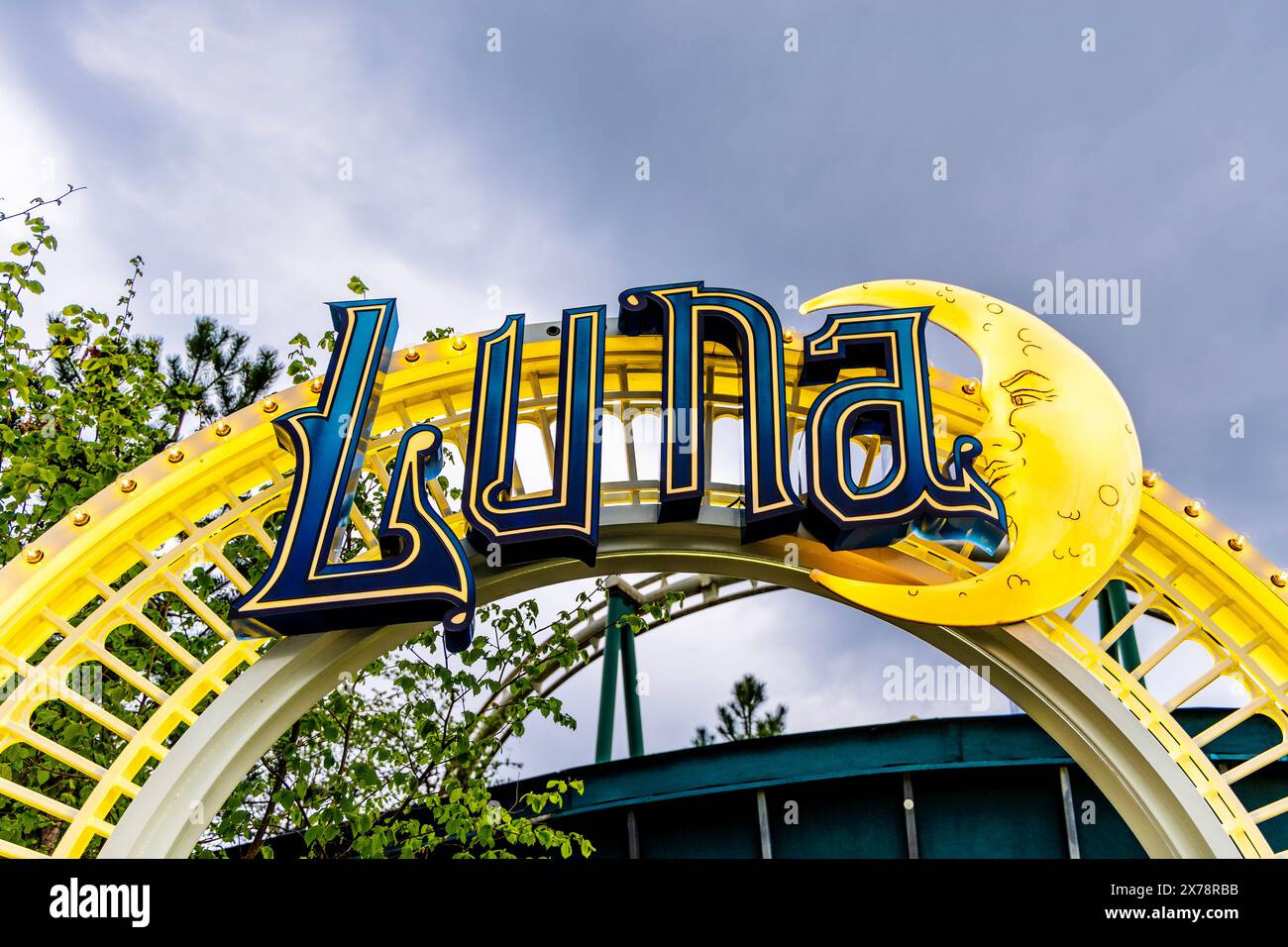 Segui le indicazioni per le montagne russe Luna boomerang al parco divertimenti Liseberg, Goteborg, Svezia Foto Stock