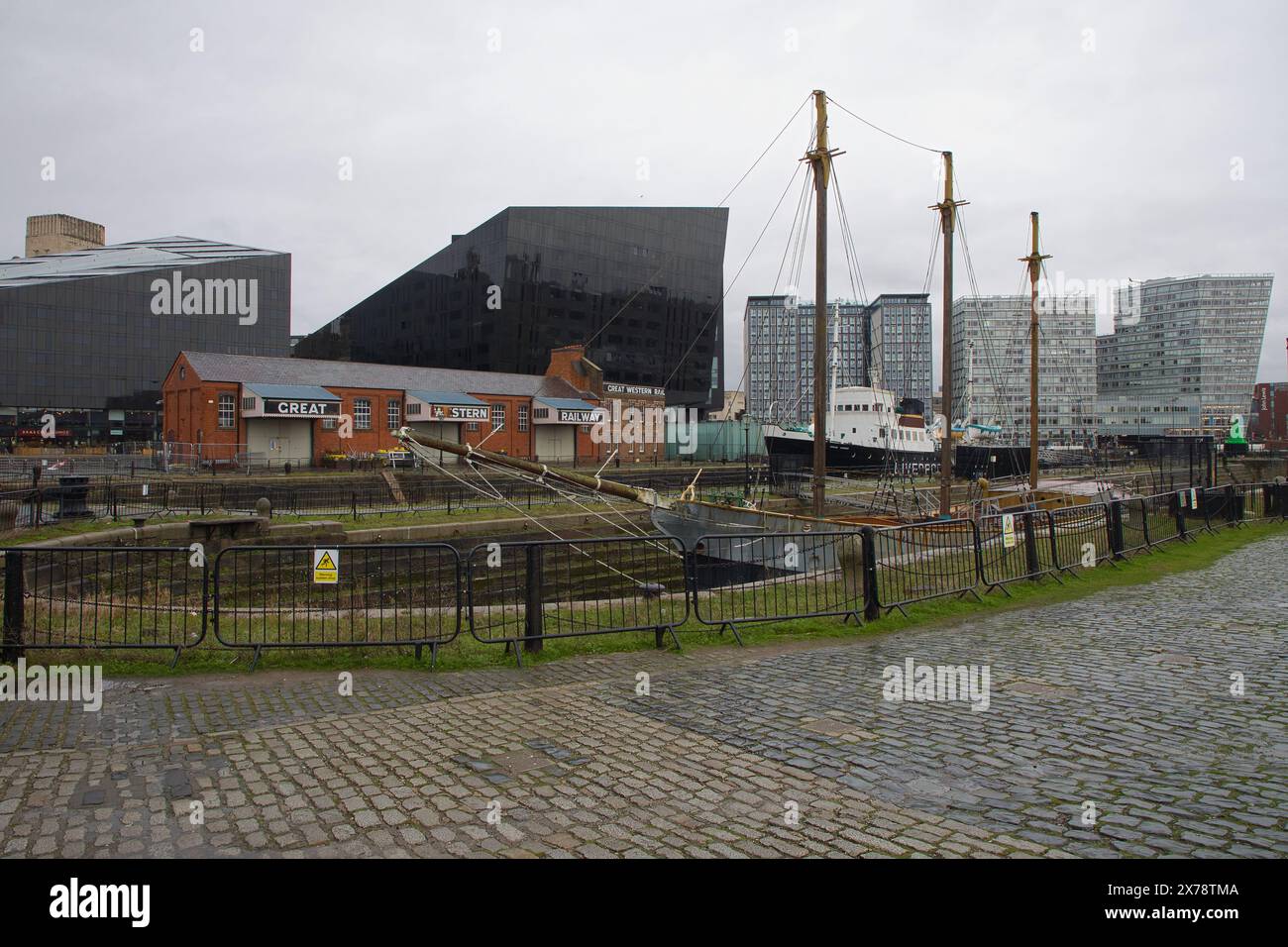 Inghilterra, Liverpool - 30 dicembre 2023: Le banchine di Canning Graving ospitano il pilota cutter Edmund Gardner e la goletta De Wadden. Foto Stock