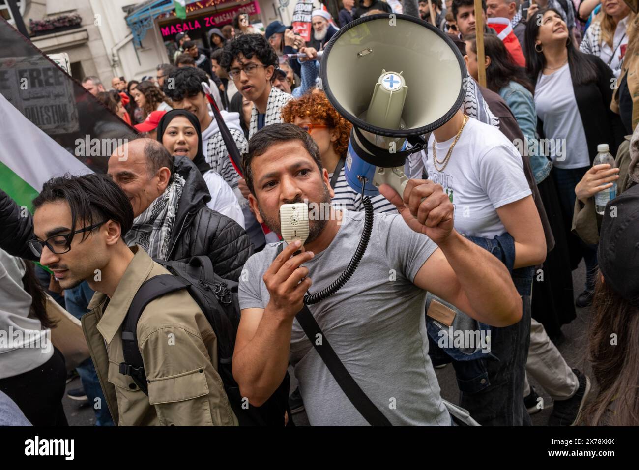 Londra, Regno Unito, 18 maggio 2024. Un sostenitore pro palestinese grida attraverso un mega telefono all'annuale marcia NAKBA di Londra. Crediti: James Willoughby/Alamy Live News Foto Stock