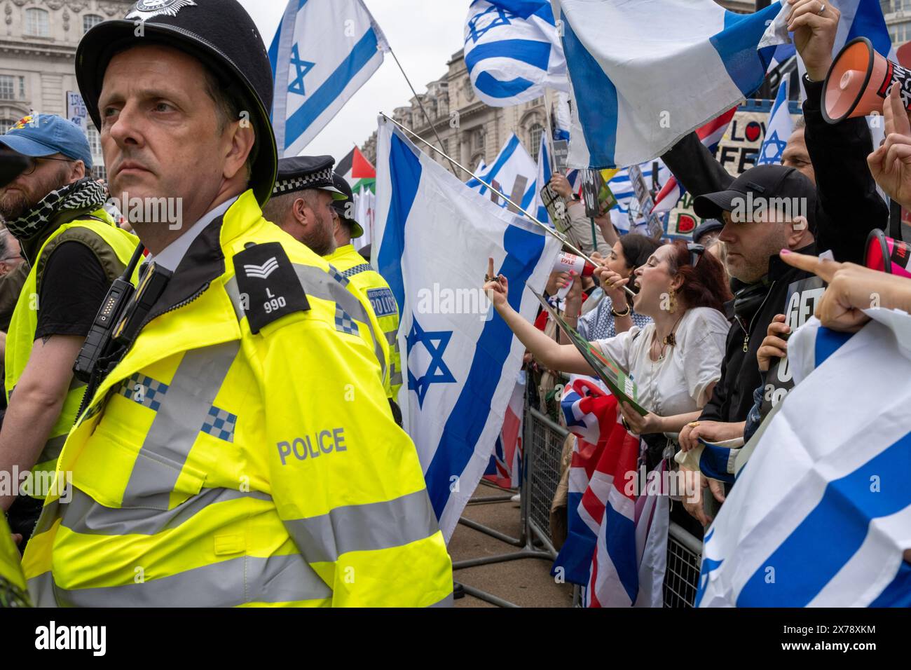 Londra, Regno Unito, 18 maggio 2024. Un agente della polizia metropolitana si trova di fronte a manifestanti pro israeliani. Crediti: James Willoughby/Alamy Live News Foto Stock