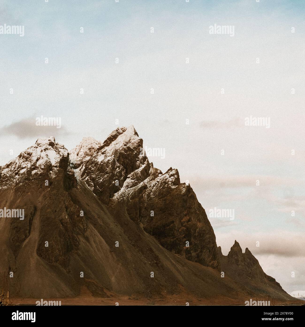 Vette spettacolari delle montagne Vestrahorn spolverate di neve a Stokksnes, Islanda sud-orientale Foto Stock