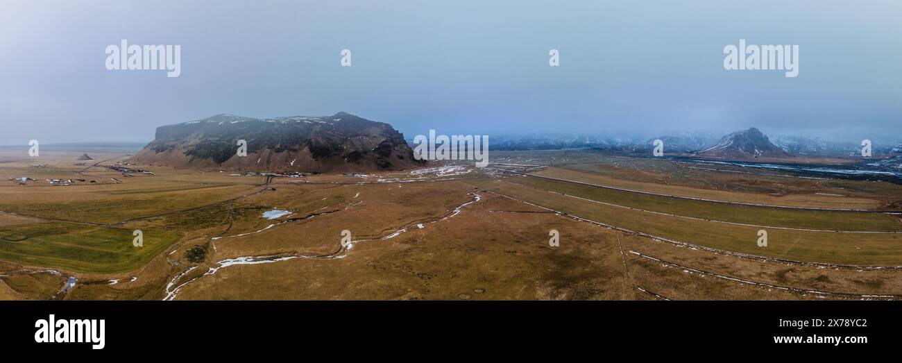 Vista aerea panoramica delle montagne innevate e delle vaste pianure dell'Islanda meridionale. Foto Stock