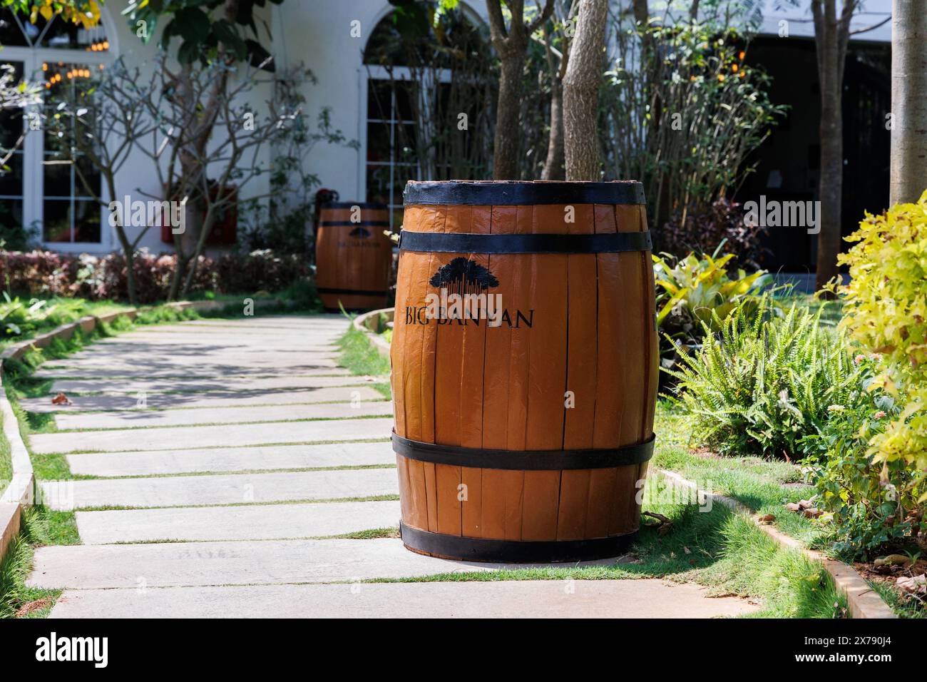 Una botte con il logo del Big Banyan custodita all'ingresso del Big Banyan Vineyard & Resort, Bangalore, Karnataka Foto Stock