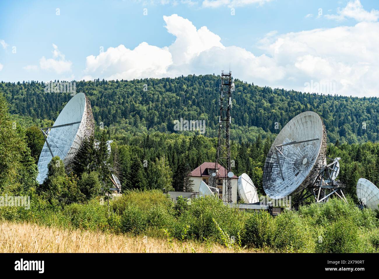Satellite Communications Center situato nella città di Cheia, Romania. Antenna del trasmettitore del ricevitore (Rx, Tx) Foto Stock