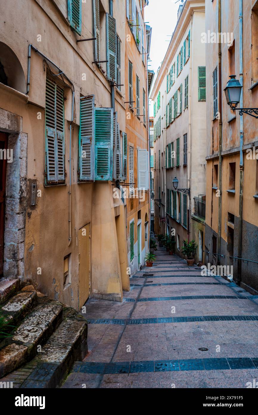 Facciate colorate casa su una strada nella Città Vecchia, Vieille Ville a Nizza, Costa Azzurra, Francia meridionale Foto Stock