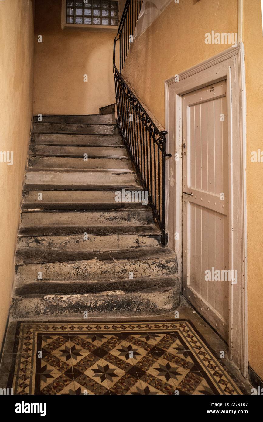 Vecchi scalini in pietra in un vecchio appartamento francese, vista delle scale che salgono, interni in stile Art Nouveau. Bene, Francia. Foto Stock