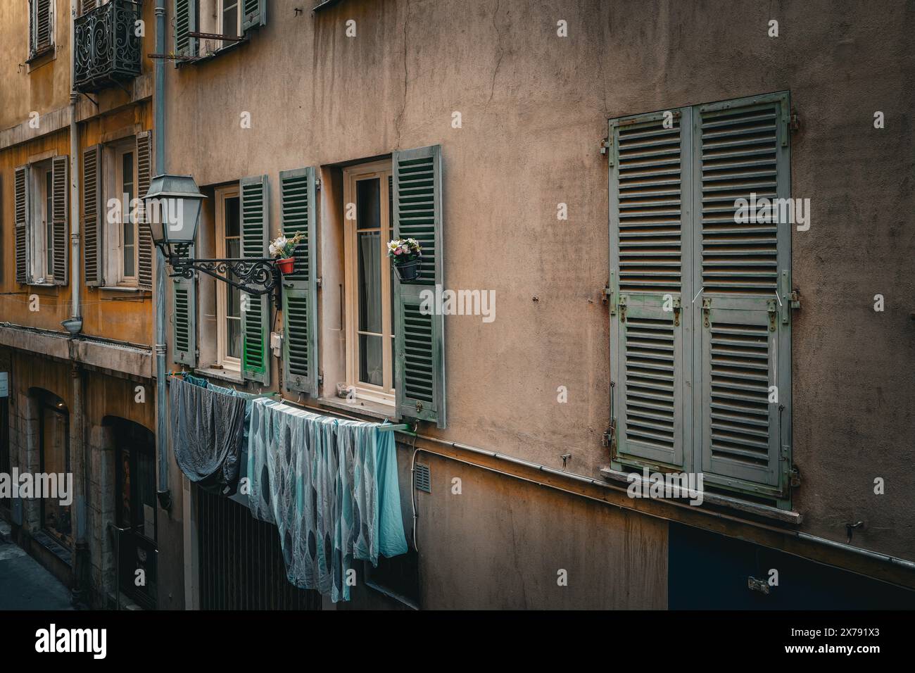 Colorata facciata di appartamenti su una strada nella città vecchia, Vieille Ville a Nizza, Costa Azzurra, Sud della Francia. Tipico stile di vita francese. Foto Stock