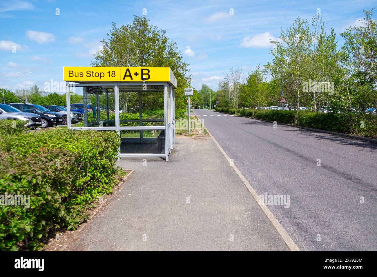 Fermata dell'autobus e cartello in inglese, aeroporto di Stansted, Inghilterra Foto Stock