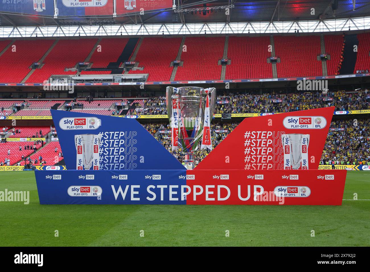 Wembley Stadium, Londra, Regno Unito. 18 maggio 2024. EFL League One Play Off Football Final, Bolton Wanderers contro Oxford United; la fase Celebration attende i giocatori con il trofeo vincitore dei play-off Sky Bet League One. Credito: Action Plus Sports/Alamy Live News Foto Stock