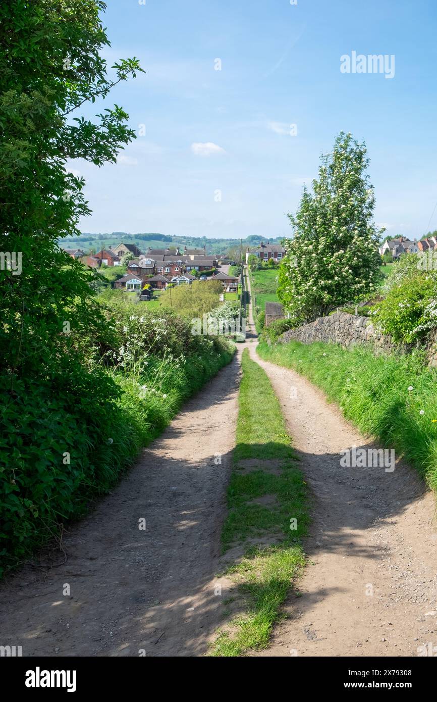 Vecchia strada agricola con erba che cresce nel mezzo e nella campagna vicino a Belper, Derbyshire, Inghilterra Regno Unito Foto Stock