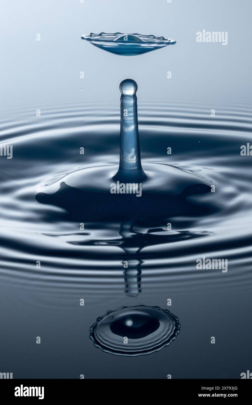 Collisione con gocce d'acqua, foto ad alta velocità con schizzi d'acqua Foto Stock