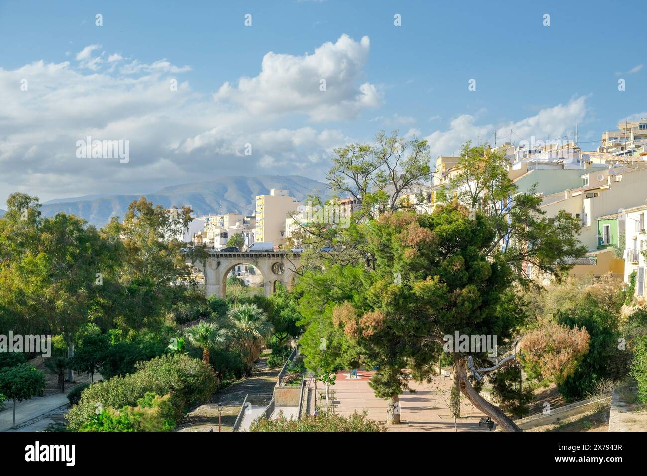 Ammira la splendida Villajoyosa con case multicolore, il ponte sul fiume Amadorio e il parco. La Vila Joiosa - città costiera, Comunità Valenciana, Spagna, Foto Stock