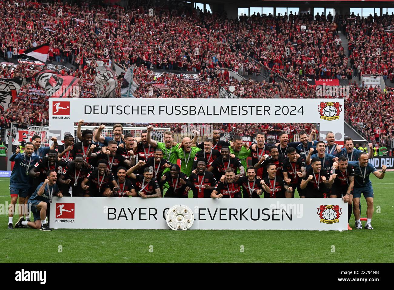 LEVERKUSEN - Bayer 04 Leverkusen coach Kovar, Noah Mbamba, Nathan Tella, Alejandro Grimaldo, Amine Adli, Victor Boniface, Adam Hlozek, Timothy Fosu Mensah, Exequiel Palacios, portiere Patrick Pentz, JEREMIE Frimpong, Madi Monamay, Gustavo Puerta, Granit Xhaka, portiere Niklas Lomb, Ken Izekor, portiere Jesper Schlich, Francis Onyeka, Noah Pesch, Daniel Lang, il portiere Luca Novodomsky, Ayman Aourir festeggiano la vittoria del campionato e della Deutsche Meisterschale durante la partita di Bundesliga tra Bayer 04 Leverkusen e FC Augsburg alla DE Bay Arena il 18 maggio 2024 a Leverkusen, in Germania Foto Stock